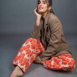 Akasa Instagram - baithe baithe kya karien.. 👀 • • For McDonald’s I’m Lovin’ It LIVE with MTV 🧡 wearing: @thesaikostudio Accessories @blingthingstore styled by @styledbyzainabb asst by @xrishikax @bhavnaaaaa.r photo by @themediatronic @mnvlade HMU: ME! studio: @_moonshinestudios • • • • • • • #akasa #akasasingh #akasasing #akasakebesties #akasians #trending #love #fyp #explore #fashion #ootd #femininegoddess #trendingreels #naagin #shringaar #biggboss #thick #punjaban #trendingsongs #phonemilake