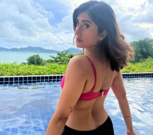 Akasa Instagram - 👀🧏🏻‍♀️🥰