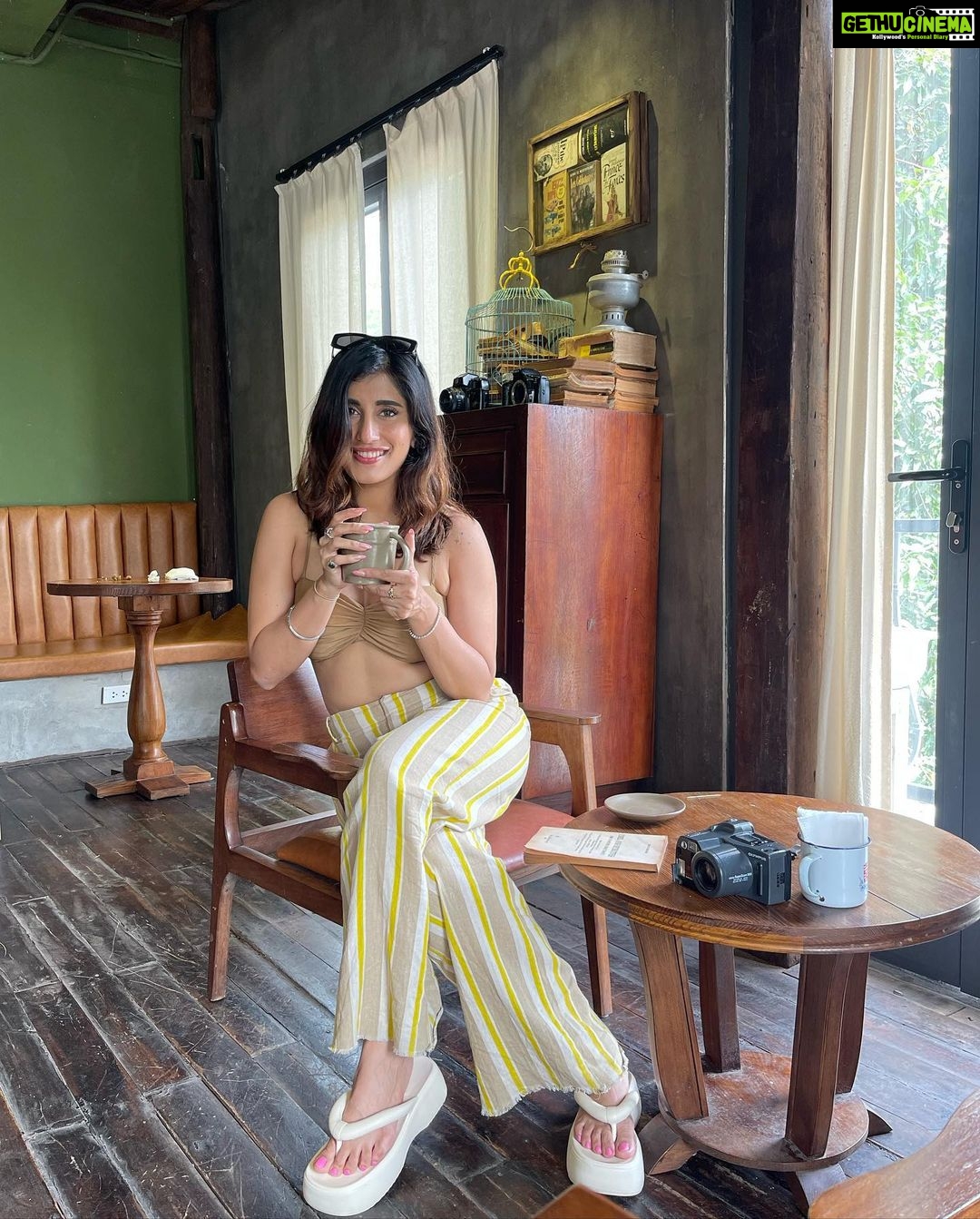 Akasa Instagram - coffees, cameras and basically zero conversations cause who gets off the phone bruh 🫥 • @goldcoastfilmsofficial photo graciously taken by @shardul.deodhar 🫶🏼 • • • • • • • • • #akasa #akasasingh #akasasing #akasakebesties #akasians #trending #love #fyp #explore #fashion #ootd #femininegoddess #trendingreels #naagin #shringaar #biggboss #thick #punjaban #travel #vietnam #hanoi #cafe Cộng cafe phố cổ Hạ Long