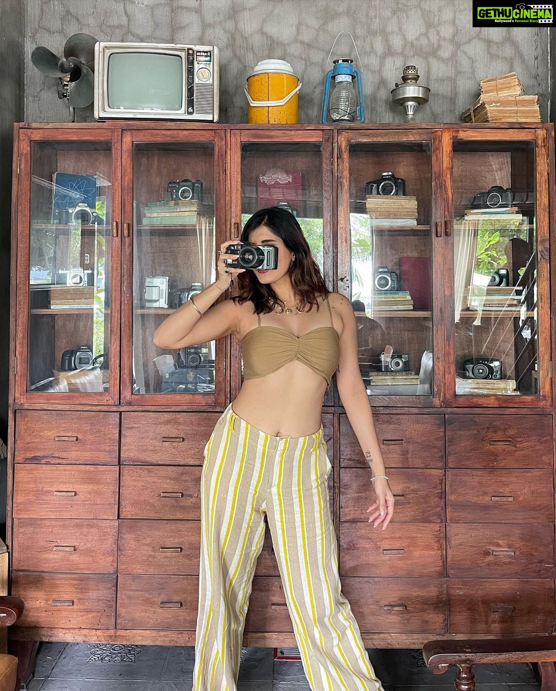 Akasa Instagram - coffees, cameras and basically zero conversations cause who gets off the phone bruh 🫥 • @goldcoastfilmsofficial photo graciously taken by @shardul.deodhar 🫶🏼 • • • • • • • • • #akasa #akasasingh #akasasing #akasakebesties #akasians #trending #love #fyp #explore #fashion #ootd #femininegoddess #trendingreels #naagin #shringaar #biggboss #thick #punjaban #travel #vietnam #hanoi #cafe Cộng cafe phố cổ Hạ Long
