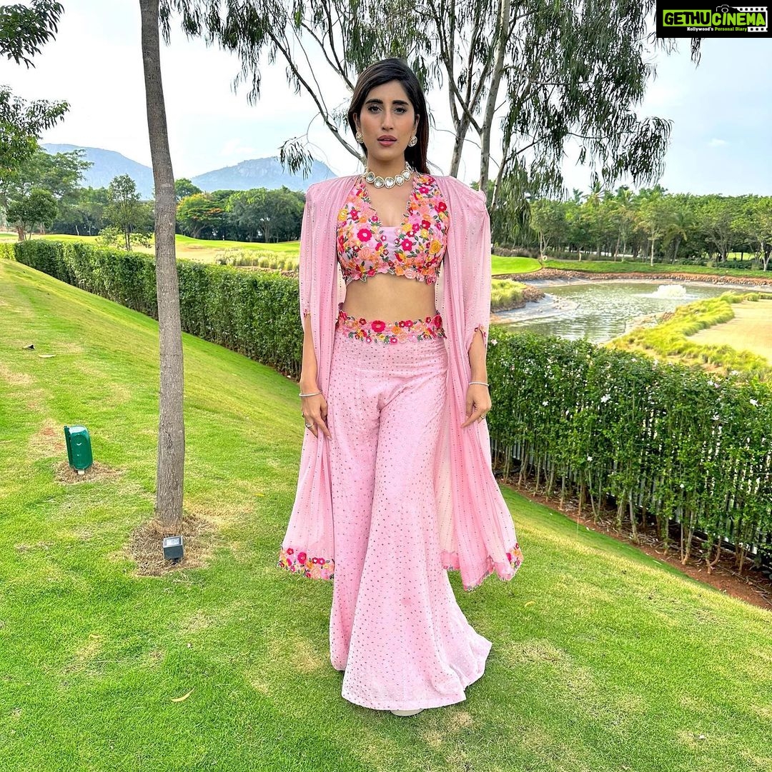 Akasa Instagram - channelling my inner rajkumari sahiba in this beautiful @houseofneetalulla 👸🏻 • • • @styledbysujata @neeta_lulla @rainmakerconsults • • • • • • • • • • • • • • • #makeuptransition #makeup #transition #akasa #akasasingh #akasasing #akasakebesties #akasians #trending #love #fyp #explore #fashion #ootd #femininegoddess #trendingreels #naagin #shringaar #biggboss #thick #punjaban #trendingsongs