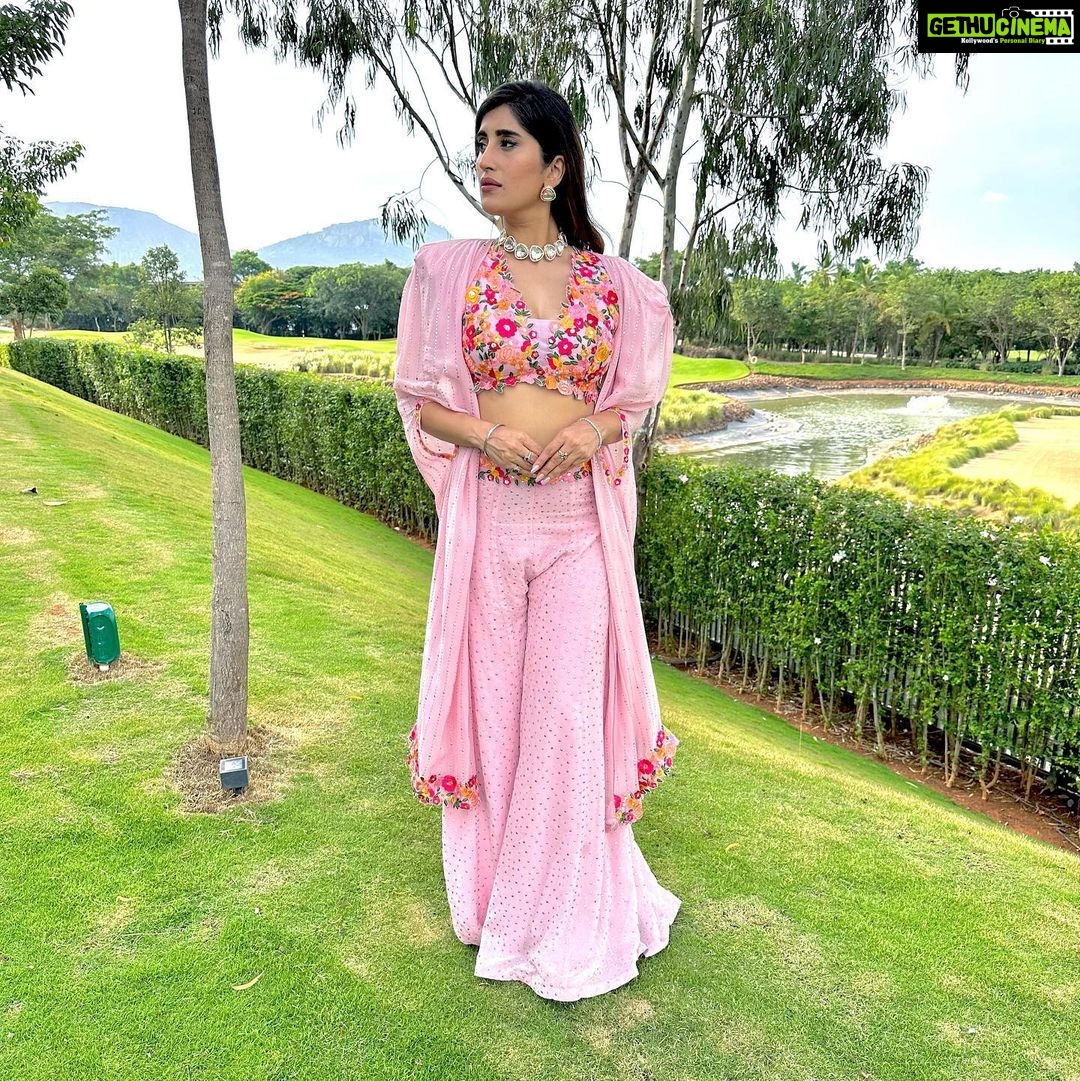 Akasa Instagram - channelling my inner rajkumari sahiba in this beautiful @houseofneetalulla 👸🏻 • • • @styledbysujata @neeta_lulla @rainmakerconsults • • • • • • • • • • • • • • • #makeuptransition #makeup #transition #akasa #akasasingh #akasasing #akasakebesties #akasians #trending #love #fyp #explore #fashion #ootd #femininegoddess #trendingreels #naagin #shringaar #biggboss #thick #punjaban #trendingsongs
