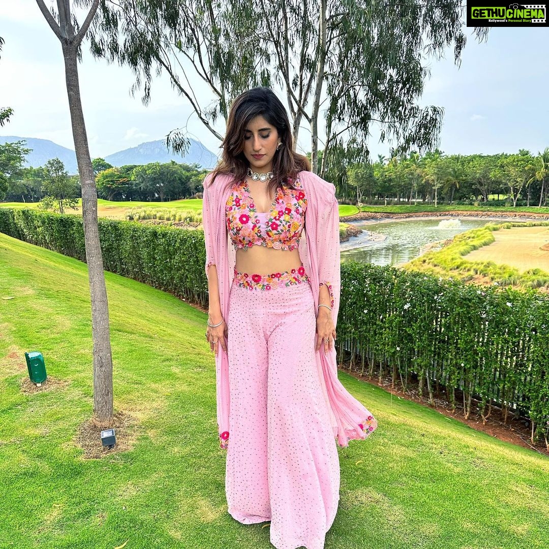 Akasa Instagram - channelling my inner rajkumari sahiba in this beautiful @houseofneetalulla 👸🏻 • • • @styledbysujata @neeta_lulla @rainmakerconsults • • • • • • • • • • • • • • • #makeuptransition #makeup #transition #akasa #akasasingh #akasasing #akasakebesties #akasians #trending #love #fyp #explore #fashion #ootd #femininegoddess #trendingreels #naagin #shringaar #biggboss #thick #punjaban #trendingsongs