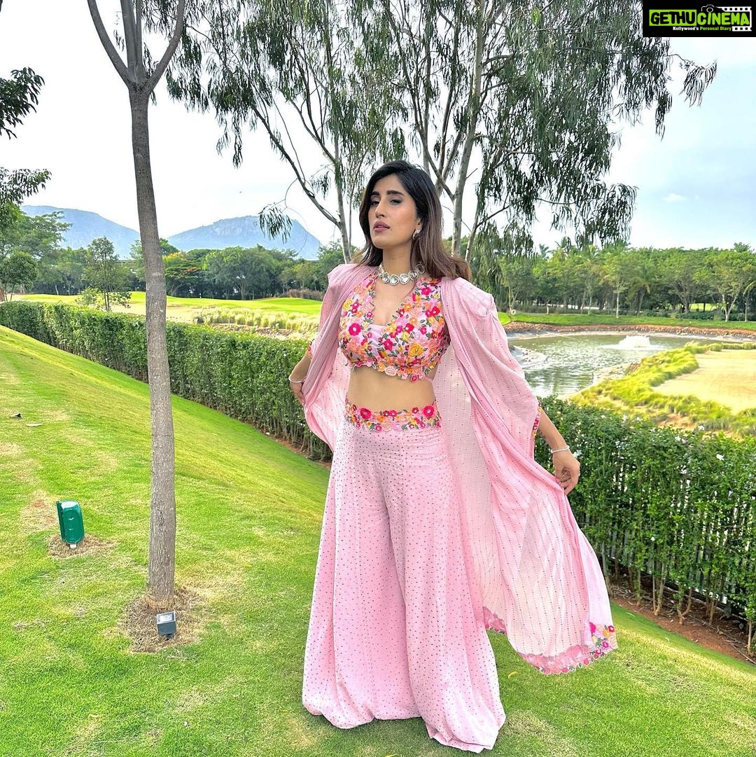 Akasa Instagram - channelling my inner rajkumari sahiba in this beautiful @houseofneetalulla 👸🏻 • • • @styledbysujata @neeta_lulla @rainmakerconsults • • • • • • • • • • • • • • • #makeuptransition #makeup #transition #akasa #akasasingh #akasasing #akasakebesties #akasians #trending #love #fyp #explore #fashion #ootd #femininegoddess #trendingreels #naagin #shringaar #biggboss #thick #punjaban #trendingsongs