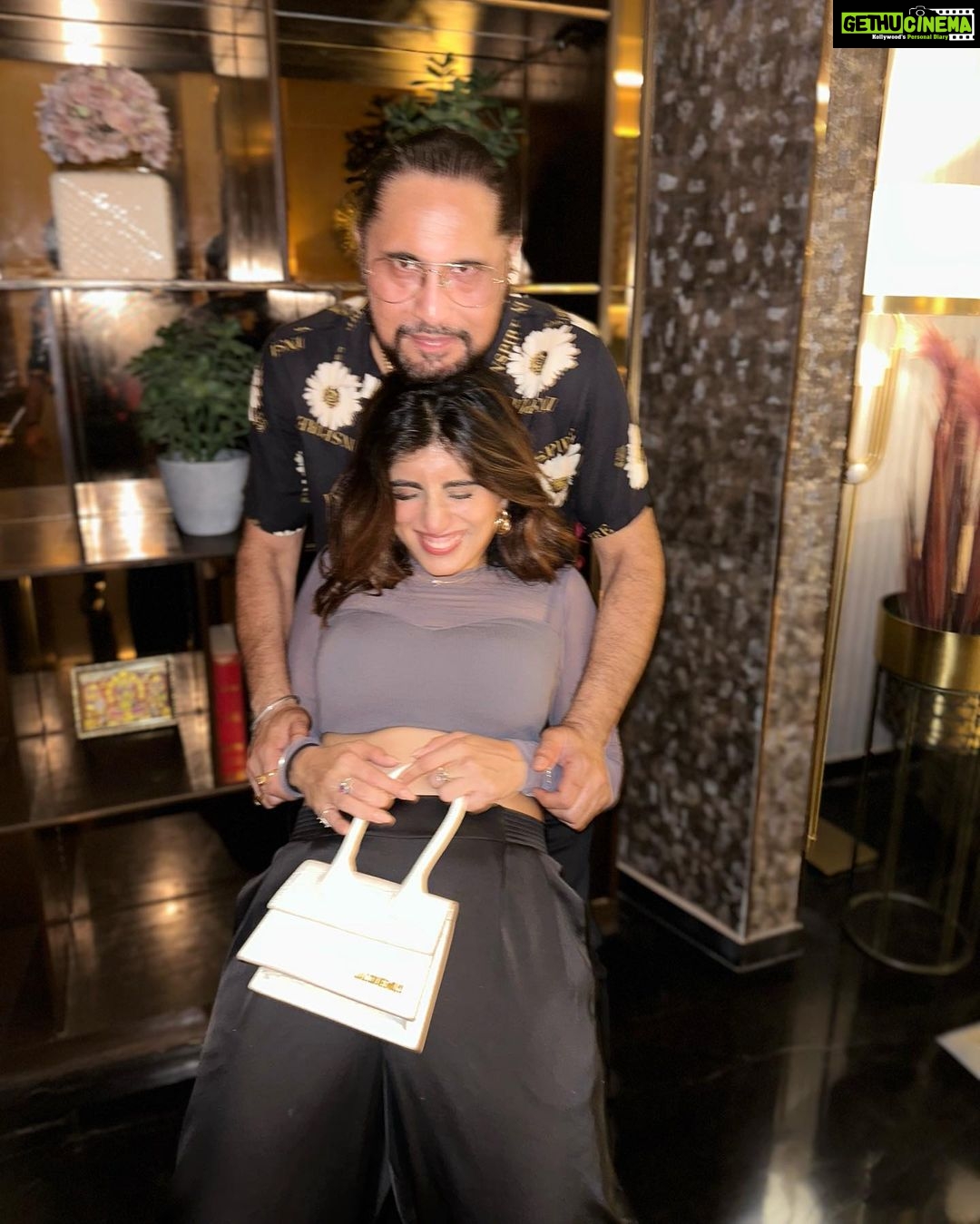 Akasa Instagram - happy Father’s Day, daddy! I Must be one of the universe’s favourites to have been blessed to be able to call you dad (and inherit all that humour, genes, talent, heart, and an terrible attention span) @sing.arvinder 🫶🏼♥️ • • • • • • • • • • • • • #akasa #akasasingh #akasasing #akasakebesties #akasians #trending #love #fyp #explore #fashion #ootd #femininegoddess #trendingreels #naagin #shringaar #biggboss #thick #punjaban #trendingsongs