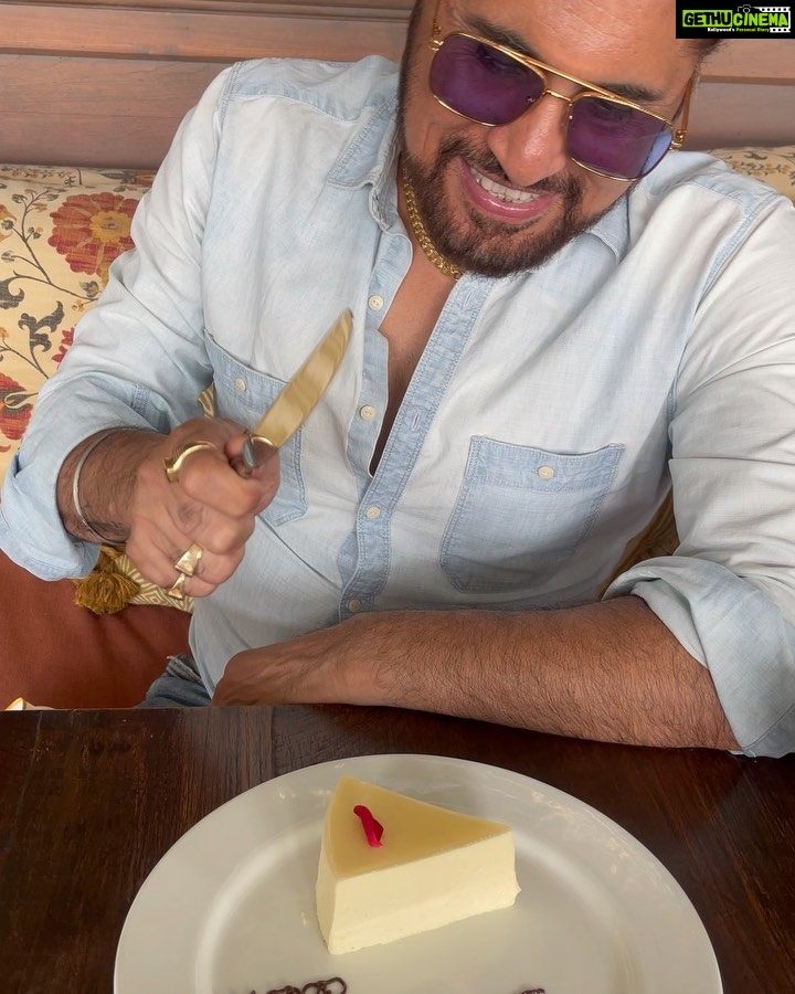 Akasa Instagram - happy Father’s Day, daddy! I Must be one of the universe’s favourites to have been blessed to be able to call you dad (and inherit all that humour, genes, talent, heart, and an terrible attention span) @sing.arvinder 🫶🏼♥️ • • • • • • • • • • • • • #akasa #akasasingh #akasasing #akasakebesties #akasians #trending #love #fyp #explore #fashion #ootd #femininegoddess #trendingreels #naagin #shringaar #biggboss #thick #punjaban #trendingsongs
