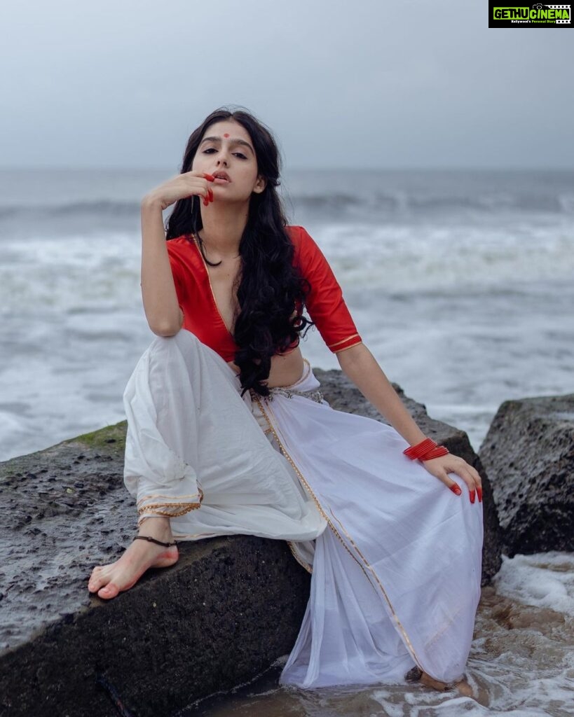 Anaswara Rajan Instagram - औरत . . Concept & DOP : @a_isography MUA: @ashif_marakkar Costume: @jaankibridalcouture