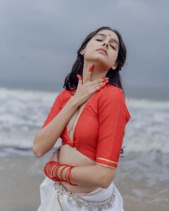 Anaswara Rajan Instagram - औरत 

Concept & DOP : @a_isography
MUA: @ashif_marakkar 
Costume: @jaankibridalcouture
