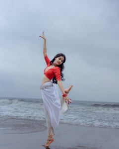Anaswara Rajan Instagram - औरत 

Concept & DOP : @a_isography
MUA: @ashif_marakkar 
Costume: @jaankibridalcouture