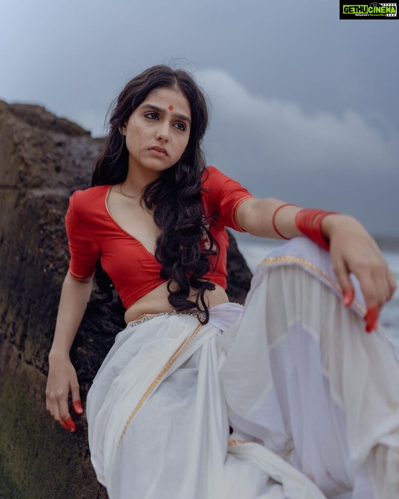 Anaswara Rajan Instagram - औरत . . Concept & DOP : @a_isography MUA: @ashif_marakkar Costume: @jaankibridalcouture