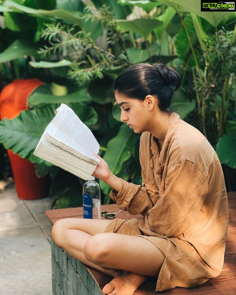 Anaswara Rajan Instagram - And on page 286 she fell in love 🧝‍♀ PS: entirely lost track of my surroundings since I fell in love with the protagonist, whom I hated a few pages before, and couldn't help but let it out! But I should focus on my posture tho 🙂 @stay.dium