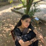 Anaswara Rajan Instagram - ചിന്തൂര പൊട്ടിട്ട് ഒരു പൊൻവള കൈയ്യിലണിഞ്ഞ് ചില്ലോലും പൂമ്പട്ടും മെയ്യിൽ ചാർത്തി…… 👗 @buttonaurbandhni 📷 @jijo.thomson