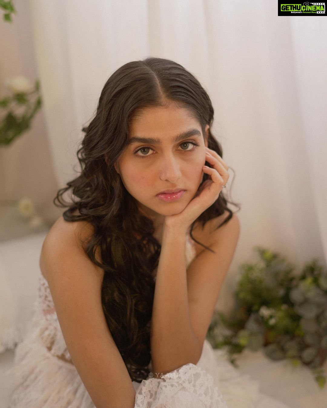 Anaswara Rajan Instagram - 🦢 Photography: @yaami____ Mua&Hair: @rizwan_themakeupboy Costume&Styling: @ms__athira @natalee_boutique Decor: @__happy__events Location: @tinyturtle.media Assisted by: @___c__a__t__