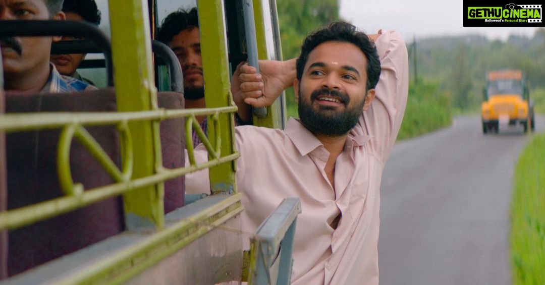 Anaswara Rajan Instagram - എന്റെ വിനോദിന്, പ്രണയത്തിന്റെ വേർപാടിലും ഓരോ നിമിഷവും ജീവിച്ച് തീർക്കുന്ന നീയാണ് എന്റെ പ്രണയത്തിന്റെ വിലാസം ❤️ Appreciation post for Anusree’s Vinod, the fictional character I adore and wish existed in real life, and @hakim_shahjahan , the brilliant actor who brought Vinod to life and elevated the role 👏🥹🫶🏽