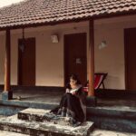 Anaswara Rajan Instagram - പ്രണയവിലാസം പ്രണയവിലാസം കണ്ടിറങ്ങിയപ്പോൾ തന്നെ കേട്ട ചോദ്യം പണ്ടത്തെ കാലത്തെ പ്രണയം ആണോ!! പുതിയ കാലത്തെ പ്രണയമാണോ എന്നൊക്കെയാണ്. പഴയ തലമുറയിലെ ആളുകൾക്കു ആസ്വദിക്കാൻ പറ്റുന്നതാണ് പ്രണയവിലാസം എന്നാണ് എല്ലാവരും പറയുന്നത് പോലും. കാലഘട്ടം മാറുന്നതിനനുസരിച്ച് സാധ്യതകൾ മാറുന്നു, രീതികൾ മാറുന്നു. അല്ലാതെ വികാരത്തിന്റെയല്ല മാറ്റങ്ങൾ. കൈമാറ്റം ചെയ്യുന്നത് സ്നേഹമാണെങ്കിൽ അതിന് അതിന്റെ ആർദ്രതയും പരിശുദ്ധിയും എന്നും ഉണ്ട്. പ്രണയവിലാസം നിറയെ പ്രണയമാണ്. പഴയതും പുതിയതും അല്ല. നമ്മുടെയൊക്കെ ജീവിതത്തിലെ ഓർമ്മകളിൽ മാറ്റുകൂട്ടുന്ന നിമിഷങ്ങൾ.. ഈ "അനു"ഭൂതി നിങ്ങൾക്കും ഓർത്തെടുക്കാൻ ആസ്വദിക്കാൻ പ്രണയവിലാസം തീർച്ചയായും കാണൂ. @anaswara.rajan 🍁 For @vilambara_ 👗 @buttonaurbandhni #buttonaurbandhni #anaswararajan #love #pranayavilasam #loveforever #loveyou