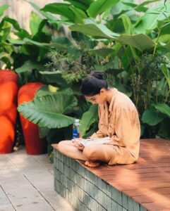 Anaswara Rajan Instagram - And on page 286 she fell in love 🧝‍♀️ PS: entirely lost track of my surroundings since I fell in love with the protagonist, whom I hated a few pages before, and couldn't help but let it out! But I should focus on my posture tho 🙂 @stay.dium