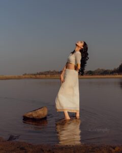 Anaswara Rajan Instagram - The divine feminine 🦢✨
Concept & camera: @a_isography
MUA: @rizwan_themakeupboy
CC: @jaankibridalcouture
