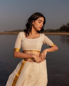 Anaswara Rajan Instagram - The divine feminine 🦢✨
Concept & camera: @a_isography
MUA: @rizwan_themakeupboy
CC: @jaankibridalcouture