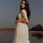 Anaswara Rajan Instagram - The divine feminine 🦢✨ Concept & camera: @a_isography MUA: @rizwan_themakeupboy CC: @jaankibridalcouture