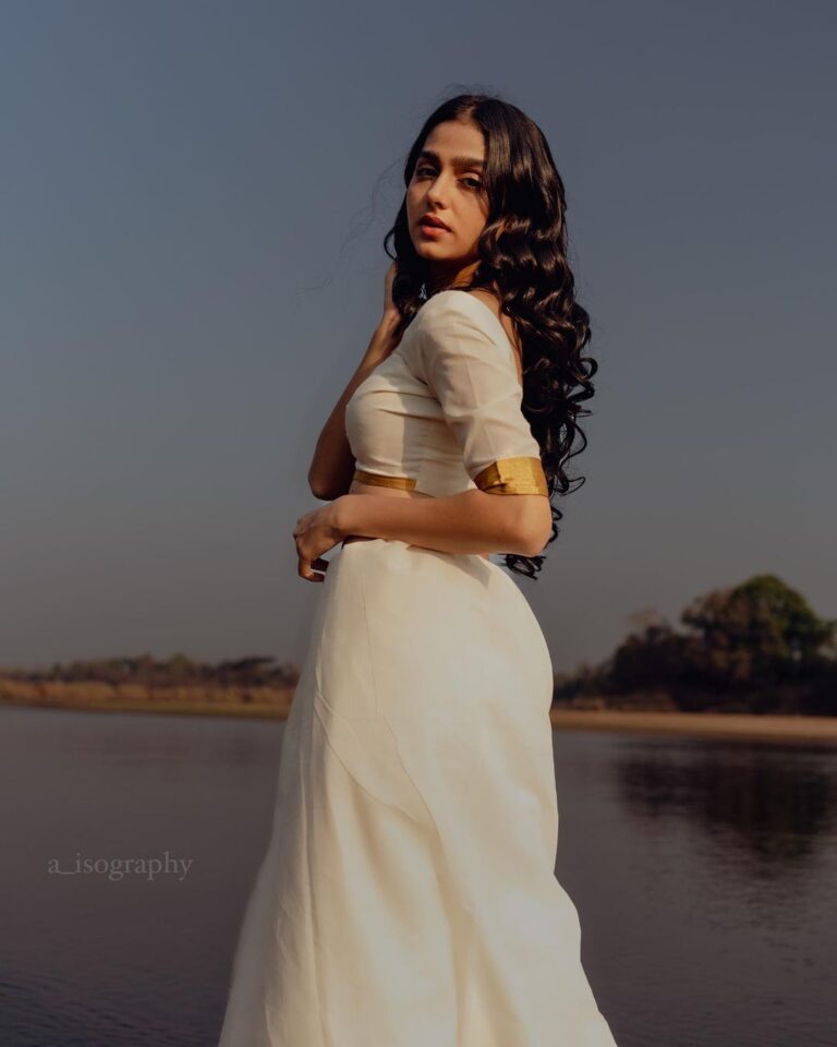 Anaswara Rajan Instagram - The divine feminine 🦢✨ Concept & camera: @a_isography MUA: @rizwan_themakeupboy CC: @jaankibridalcouture