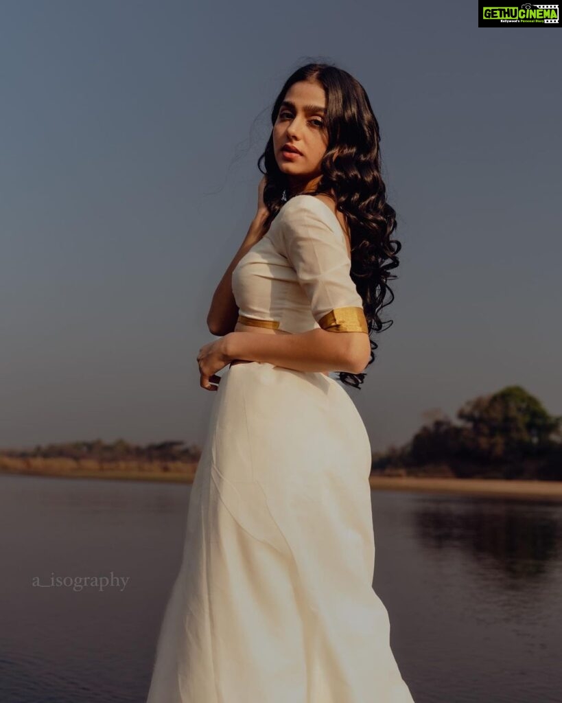 Anaswara Rajan Instagram - The divine feminine 🦢✨ Concept & camera: @a_isography MUA: @rizwan_themakeupboy CC: @jaankibridalcouture