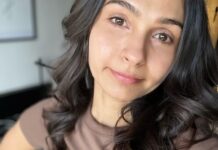 Andrea Jeremiah Instagram - Less is more 🧸 #mondaymood #selfie