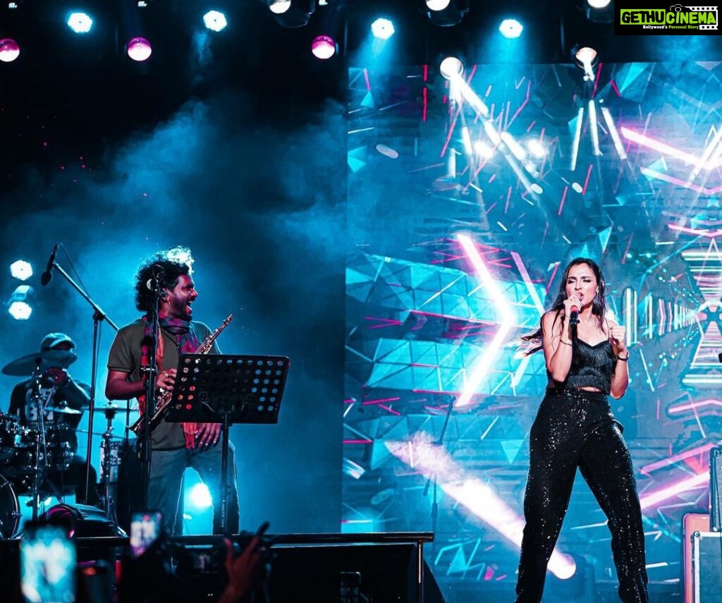 Andrea Jeremiah Instagram - @anokhatechfest what a night!!! U have my whole ❤️ Love & kisses to each & every one of you who danced in the rain last night❤️‍🔥❤️‍🔥❤️‍🔥 hope you had as much fun as we did 😘😘😘 #anokha2023 #amritacollege #coimbatore #thejeremiahproject #tamil #band #music #live #onstage