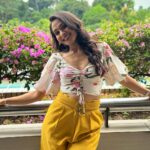 Andrea Jeremiah Instagram - Hi Singapore 🙋🏻‍♀️ See ya tomorrow @ #startheatre ✨ #thejeremiahproject #live #band #tamil #music #singapore #vrproduction #andrealiveinconcert #andreajeremiah