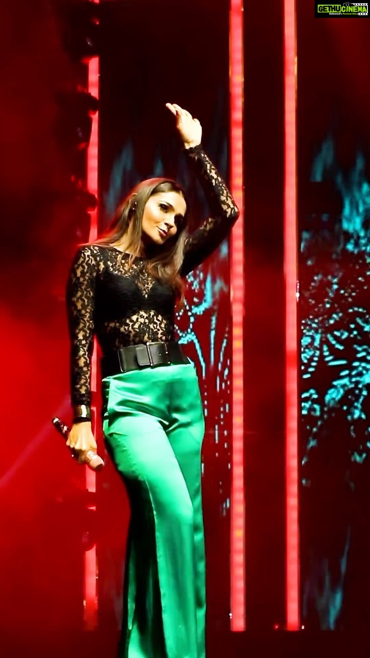 Andrea Jeremiah Instagram - Friday mood ππ»ππ»ππ» Also a fine opportunity to showcase #thejeremiahproject @kebajer @karthick__devaraj @kishorbeatz @napier_naveen @tapassnaresh @bhuvanesh_keys @nikhilramtp @shakeer_mohamed_ cos this band is my whole β₯οΈ MUH @prakatwork πΉ @srisan1213 Video edit @btosproductions #onstage #live #band #tamil #music #reels #reelsinstagram #reelitfeelit #weekendvibes #beyonce #cuffit