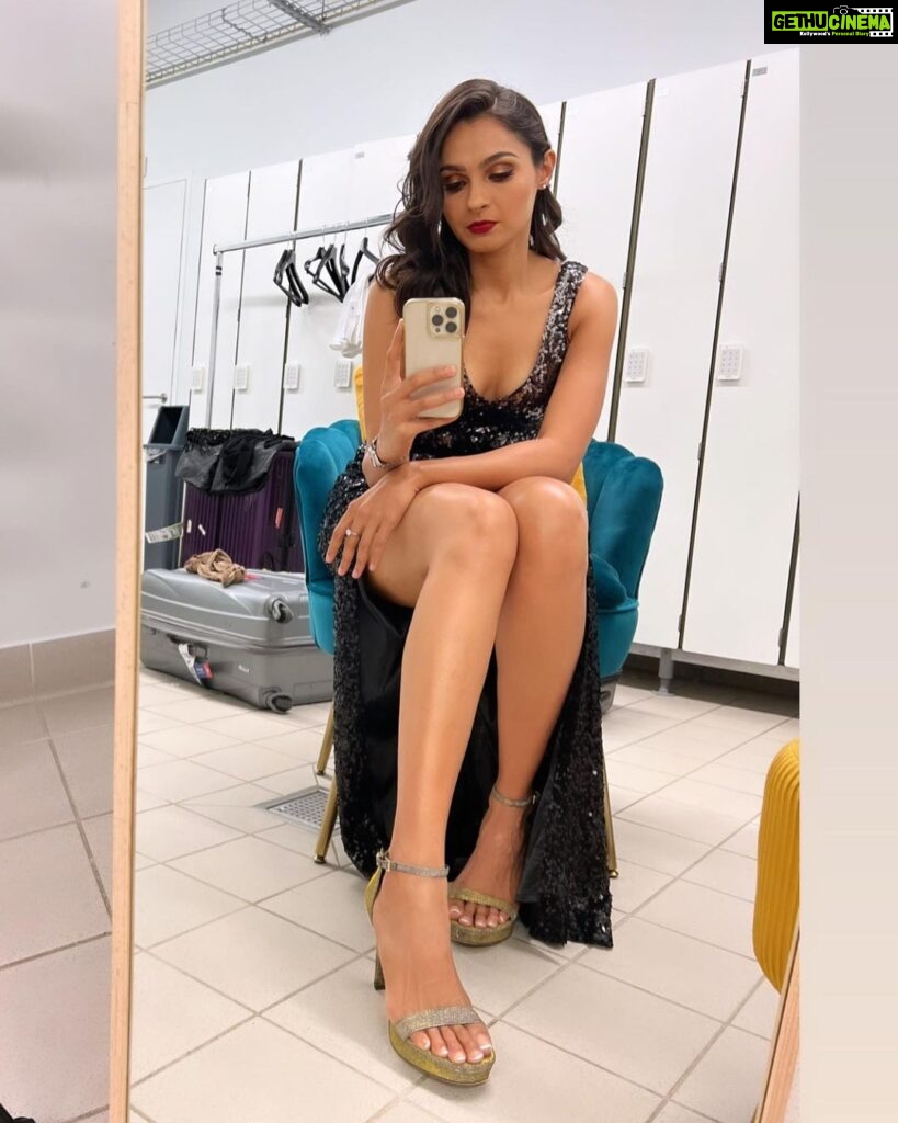 Andrea Jeremiah Instagram - Series of mirror selfies… which one do you like ???