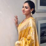 Andrea Jeremiah Instagram - Y’all asked for a saree pic 🌝 📸 @aadhavkannadhasan MUH @prakatwork #saree #sareelove #shotoniphone