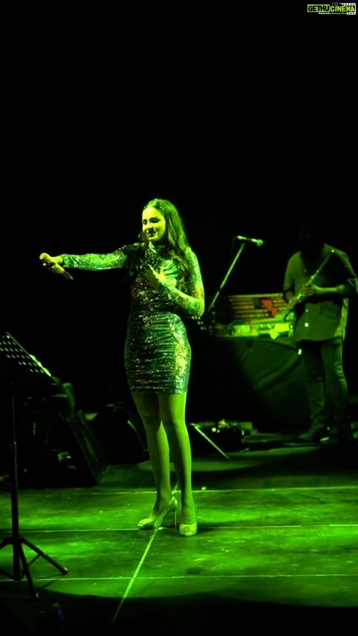 Andrea Jeremiah Instagram - The love for #vadachennai & (hopefully) #chandra continues 💘💘💘 #ennadimaayavinee by the inimitable #sidsriram 📹 @rp3825 #tamil #live #music #onstage #thejeremiahproject #reels #reelsinstagram #reelitfeelit