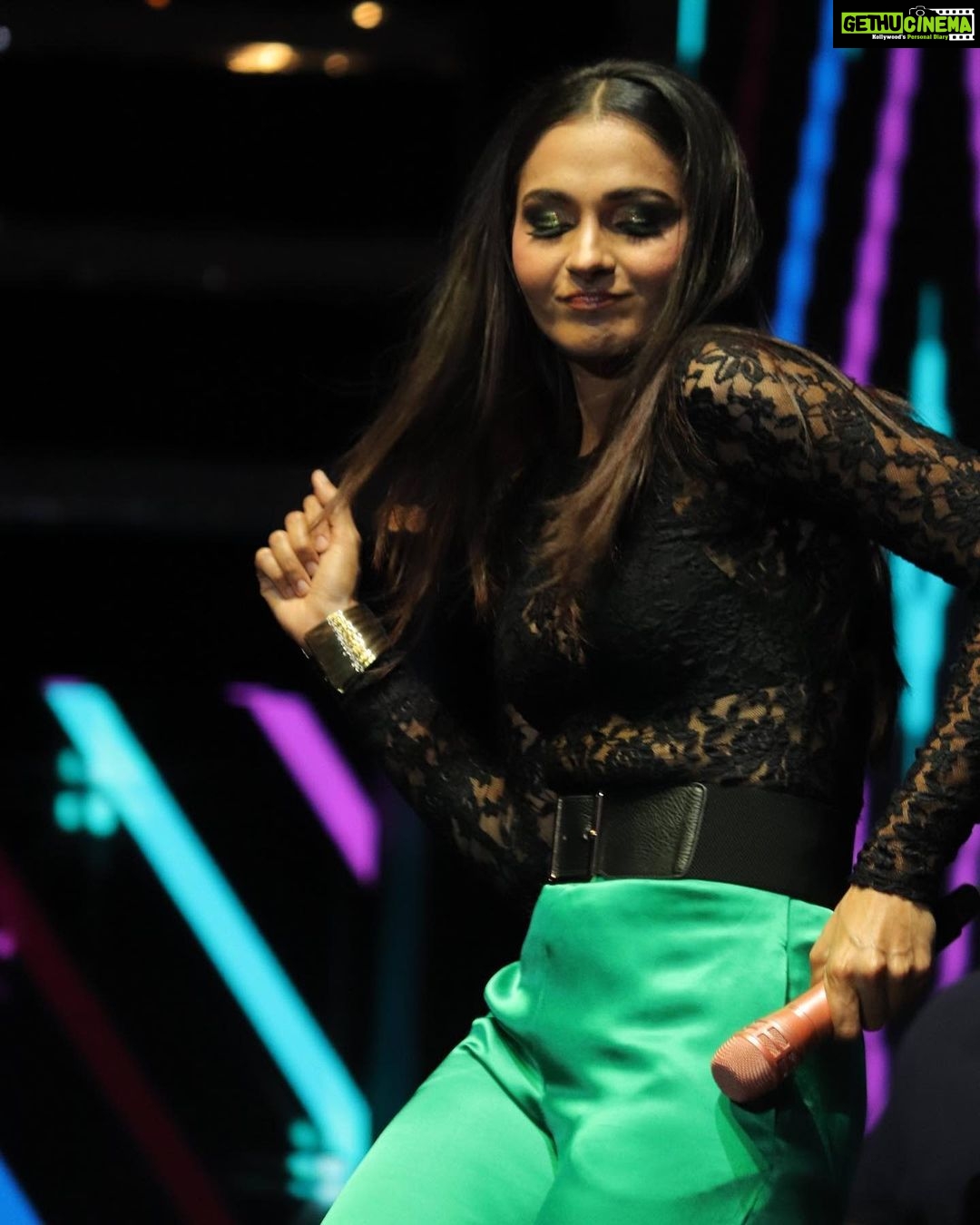 Andrea Jeremiah Instagram - Look like a popstar🌟🌟🌟 Vibe like a rockstar☄️☄️☄️ Thank you @rivieravituniversity for having us, last nite was 🔥🔥🔥 📸 @srisan1213 MUH @prakatwork #thejeremiahproject #onstage #live #band #music #musician