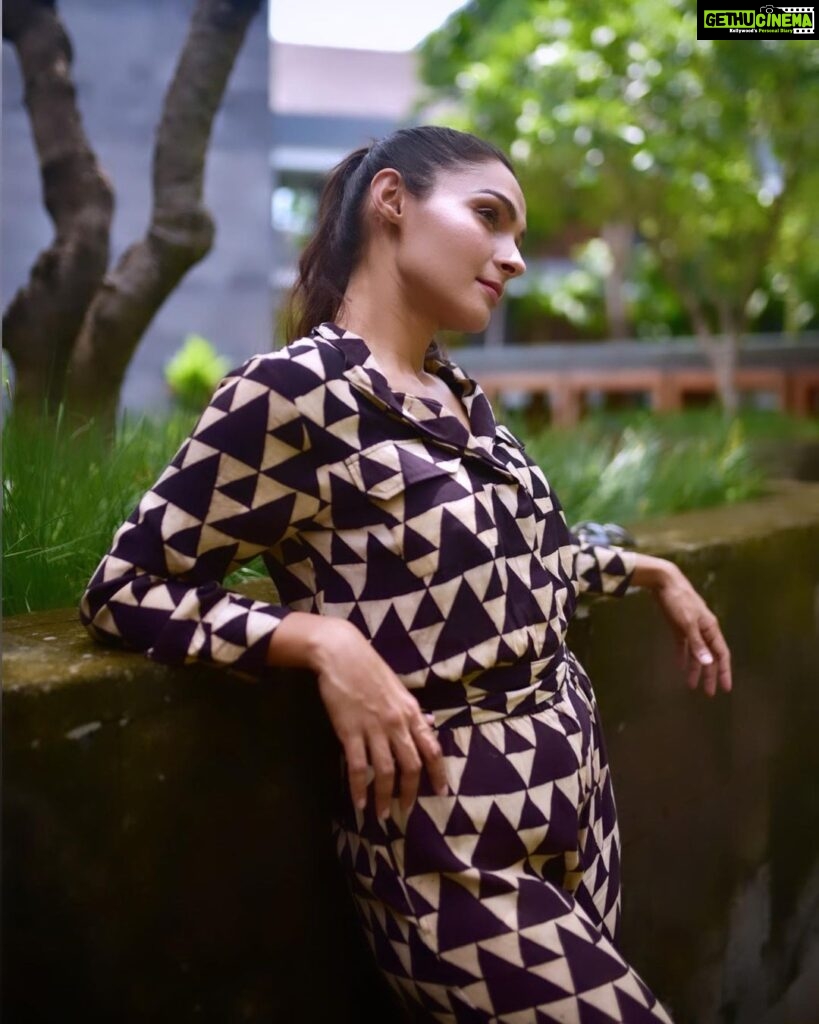 Andrea Jeremiah Instagram - Batik X Bali 😎😎😎 📸 @as_baliphotography #batik #batikmodern #bali #indonesia #solo #travel #gtholidays