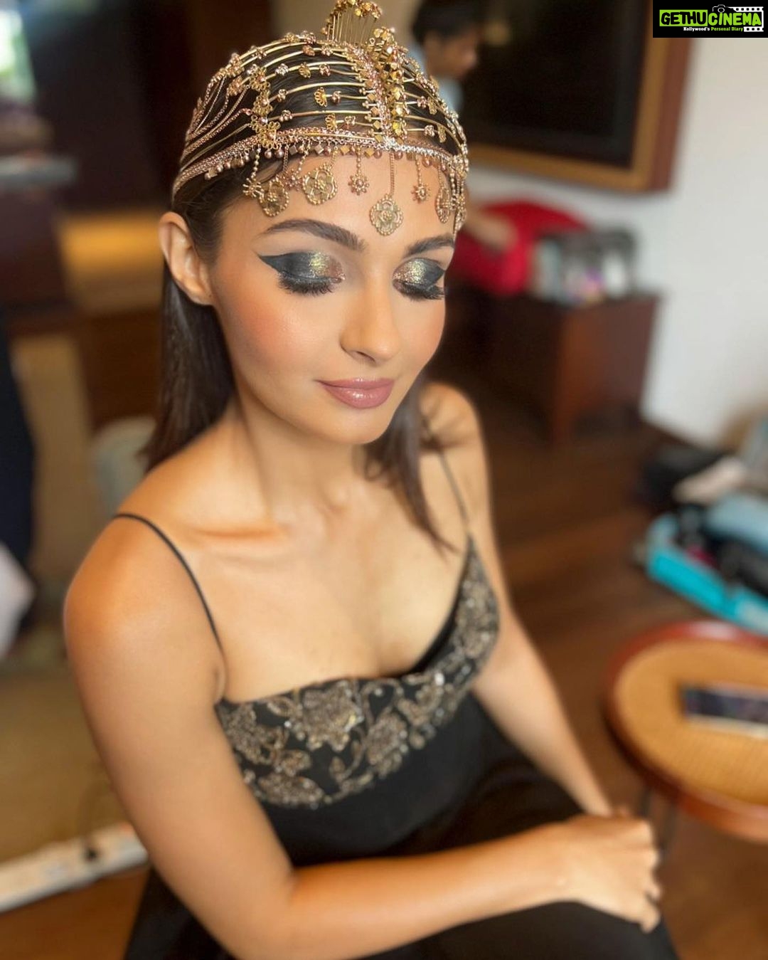 Andrea Jeremiah Instagram - 💚💖🖤 #throwback to a superfun #photoshoot for @she_india with my faves @soondah_wamu @chaitanyarao_official @prakatwork @sharmilahairstylist #outtakes #shotoniphone #tbt #throwbackthursday