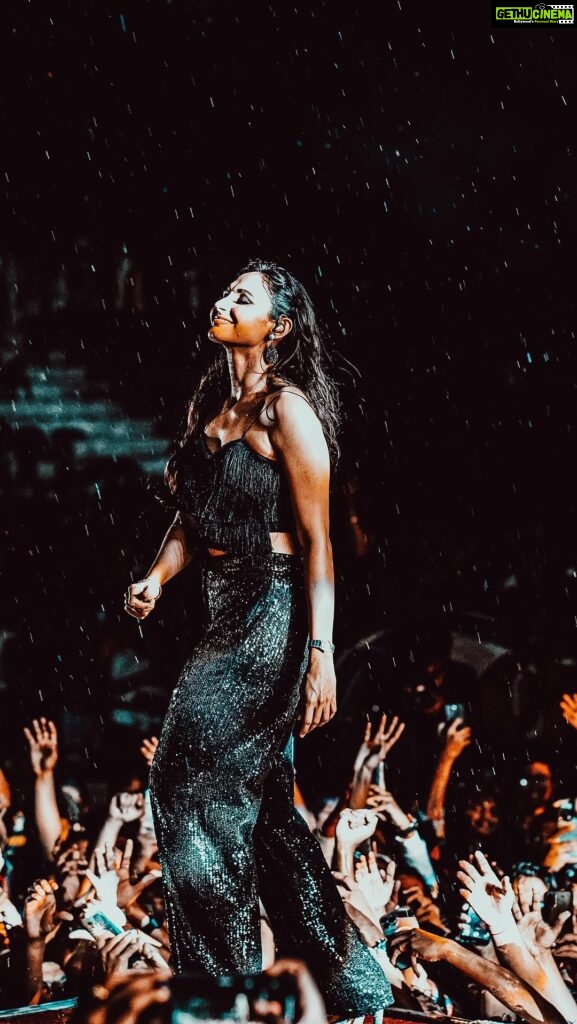 Andrea Jeremiah Instagram - “Her voice echoed through the rain, captivating the audience with every note. A true performer, she left us all in awe. Thank you for a magical night!” @eloungeindia @nobin_cyriac_thekkumkattil #andreajeremiah #live #ebysolickal #concertphotography #pics #ootd #behindwoods #bollywood #singer #actress #elounge