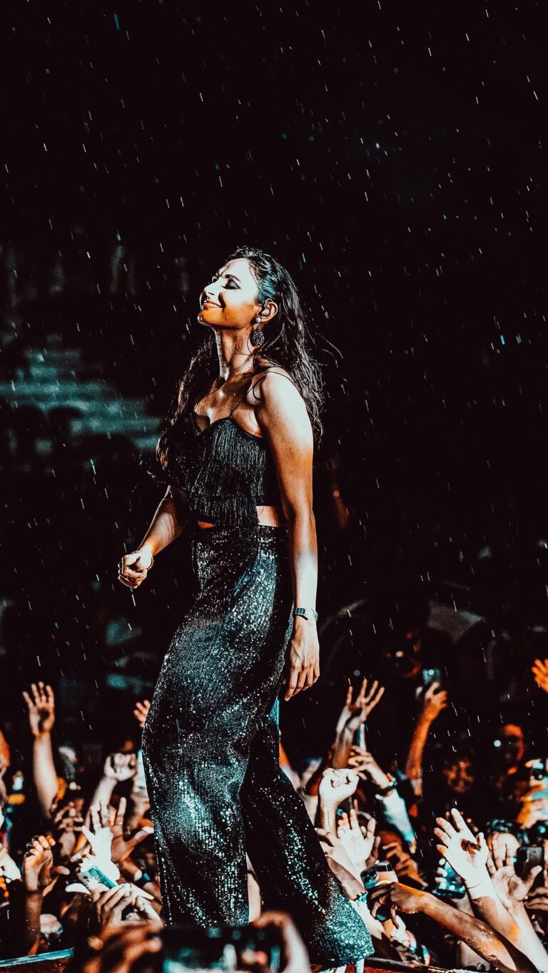 Andrea Jeremiah Instagram - “Her voice echoed through the rain, captivating the audience with every note. A true performer, she left us all in awe. Thank you for a magical night!” @eloungeindia @nobin_cyriac_thekkumkattil #andreajeremiah #live #ebysolickal #concertphotography #pics #ootd #behindwoods #bollywood #singer #actress #elounge
