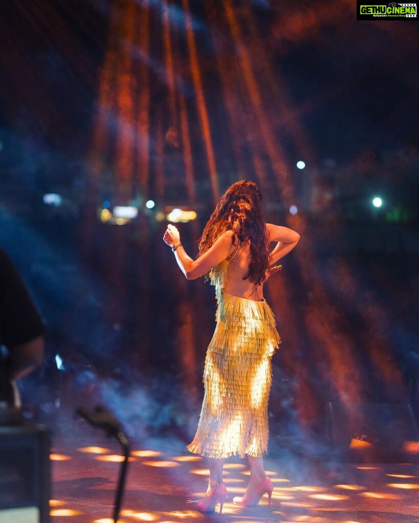 Andrea Jeremiah Instagram - Salem 💚💚💚 We partied hard 💥💥💥 Thank you for being an amazing audience & staying patient through our technical difficulties… lots of love to each & every one of you 😘😘😘 📸 @rp3825 MUH @scarlet_makeup_artisty #thejeremiahproject #live #tamil #music #band #onstage #salem #andreajeremiah #andrea