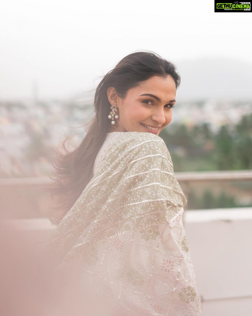 Andrea Jeremiah Instagram - Hello Salem 🙋🏻‍♀️ Are you ready to party with me tomorrow ?💃🏻💃🏻💃🏻 📸 @rp3825 MUH @scarlet_makeup_artisty #thejeremiahproject #salem #tamil #music #band #live #onstage #andreajeremiah