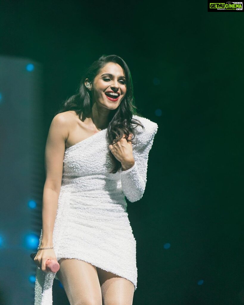 Andrea Jeremiah Instagram - Thank you Singapore 🤍 hope to be back soon 💋 📸 @rp3825 MUH @blushbeautybeyond #thejeremiahproject #tamil #music #band #onstage #live #singapore #andreajeremiah
