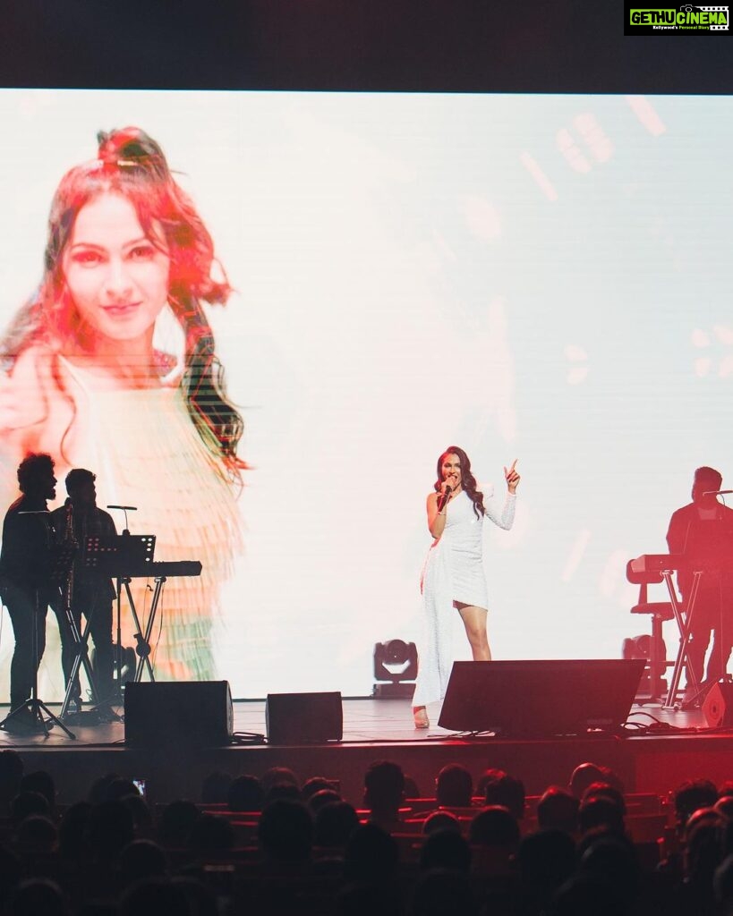 Andrea Jeremiah Instagram - Thank you Singapore 🤍 hope to be back soon 💋 📸 @rp3825 MUH @blushbeautybeyond #thejeremiahproject #tamil #music #band #onstage #live #singapore #andreajeremiah