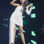 Andrea Jeremiah Instagram - Thank you Singapore 🤍 hope to be back soon 💋 📸 @rp3825 MUH @blushbeautybeyond #thejeremiahproject #tamil #music #band #onstage #live #singapore #andreajeremiah