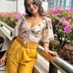 Andrea Jeremiah Instagram - Hi Singapore 🙋🏻‍♀️ See ya tomorrow @ #startheatre ✨ #thejeremiahproject #live #band #tamil #music #singapore #vrproduction #andrealiveinconcert #andreajeremiah
