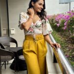 Andrea Jeremiah Instagram - Hi Singapore 🙋🏻‍♀️ See ya tomorrow @ #startheatre ✨ #thejeremiahproject #live #band #tamil #music #singapore #vrproduction #andrealiveinconcert #andreajeremiah