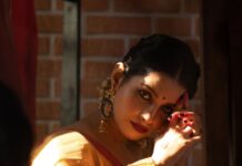 Angana Roy Instagram - "Aaina dekh kar tasalli hui, humko is ghar mein jaanta hai koi.” For @butterflytree.in 📸 @fatcat.studio.in #sunday #mood #may #summeryellow #sareelove #jewellerybrand ery #eyesonyou #fashionshoot #poetryinmotion #igdaily #poetryoftheday #gulzar #sunkissed #sunlight #bindi #indianlook #lookbook #lovefromA