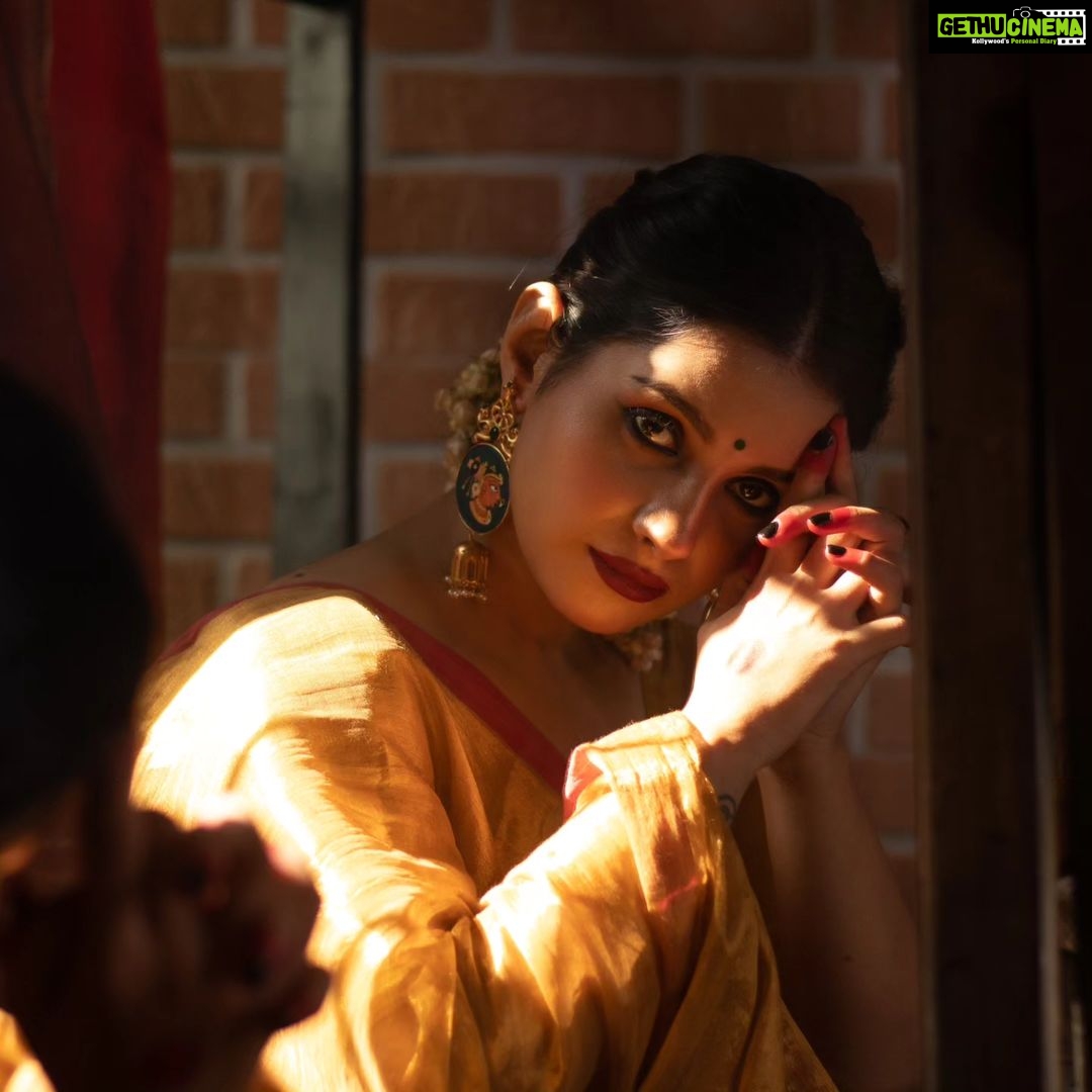 Angana Roy Instagram - "Aaina dekh kar tasalli hui, humko is ghar mein jaanta hai koi.โ For @butterflytree.in ๐ธ @fatcat.studio.in #sunday #mood #may #summeryellow #sareelove #jewellerybrand ery #eyesonyou #fashionshoot #poetryinmotion #igdaily #poetryoftheday #gulzar #sunkissed #sunlight #bindi #indianlook #lookbook #lovefromA