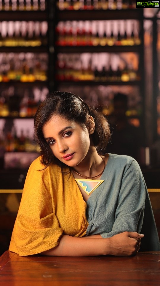 Angana Roy Instagram - @eisamay.digital π @journoby_profession @bijaya_datta @canteenpubandgrub Article link in bio! #wednesday #reelsinstagram #makeba #summeroutfit #antifit #fashionshoot #eisamay #hairstyles #reelsindia