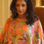 Angana Roy Instagram - सौदा उड़ानों का है या आसमानों का है ले ले उड़ानें मेरी ले मेरे पर भी ले . . . . #reelsinstagram #reeloftheday #wednesday #postoftheday #songoftheday #saudebaazi #bartaman #fashionshoot #ghagracholi #reelsindia #lovefromA