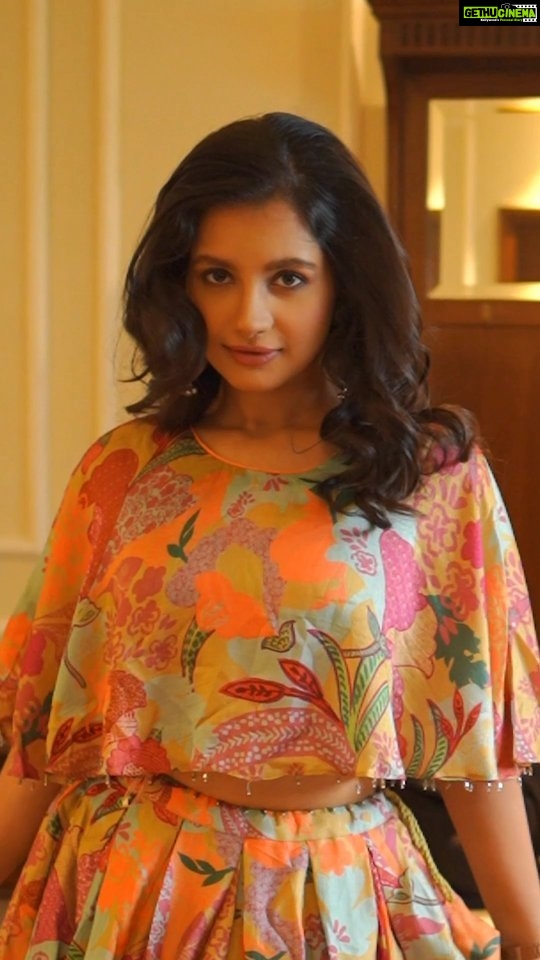 Angana Roy Instagram - सौदा उड़ानों का है या आसमानों का है ले ले उड़ानें मेरी ले मेरे पर भी ले . . . . #reelsinstagram #reeloftheday #wednesday #postoftheday #songoftheday #saudebaazi #bartaman #fashionshoot #ghagracholi #reelsindia #lovefromA