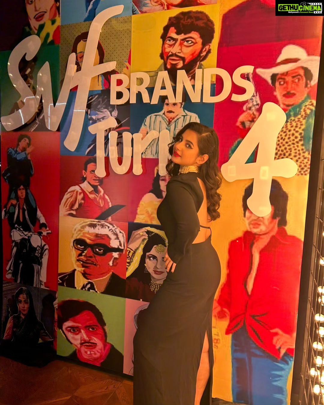 Angana Roy Instagram - About last night! Congratulations @svfbrands on turning 4! ❤️ @myslfjoy @iammony @_subhamdasgupta @soumyamukerji_ @ahanakanjilal @____sneha____ Styling by @hittingfashion Makeup and hair by @sumitdas1095 ✨✨ #svfbrands #anniversary #lookoftheday #aboutlastnight #retrolook #lovefromA M Bar Kitchen & Cocktails
